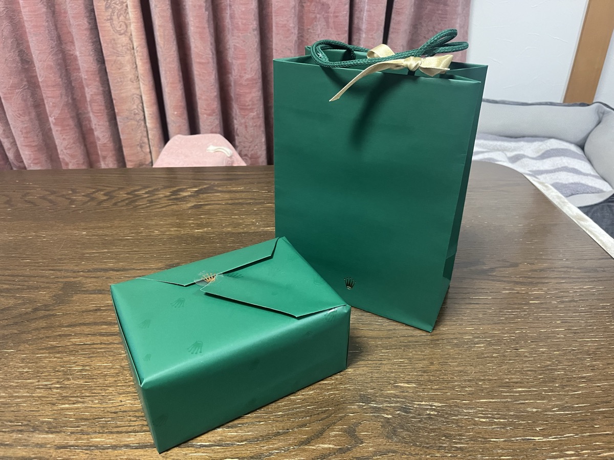 ロレックス正規店での購入 緑の箱とショッピングバッグ